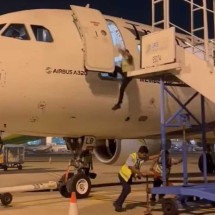 Funcionário cai de avião após removerem escada de desembarque; veja vídeo - Reprodução/X
