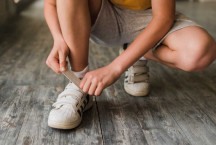 Usar o sapato maior que o pé interfere no desenvolvimento das crianças?