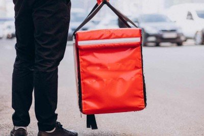 Cliente de Contagem, na Grande BH, será indenizado em R$ 10 mil ao ser ameaçado e xingado por entregador de comida -  (crédito: Freepik)