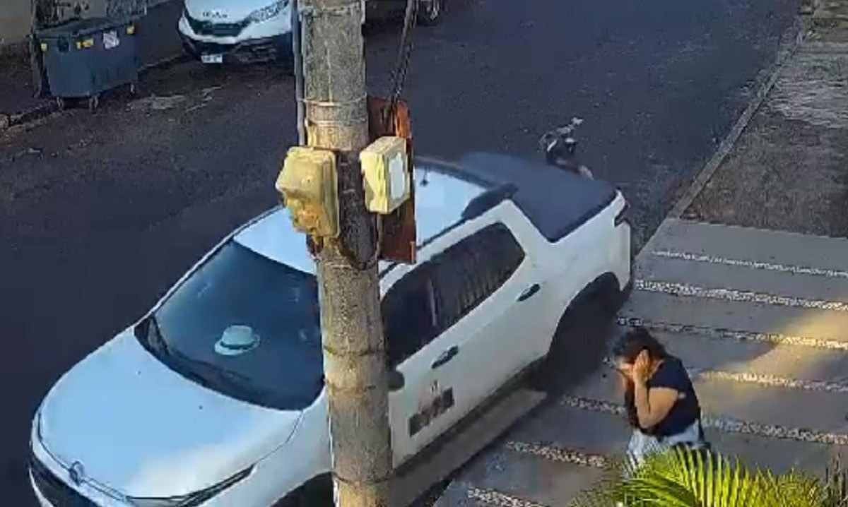 Para salvar mulher, motorista atropela ladrão; vídeo mostra a ação