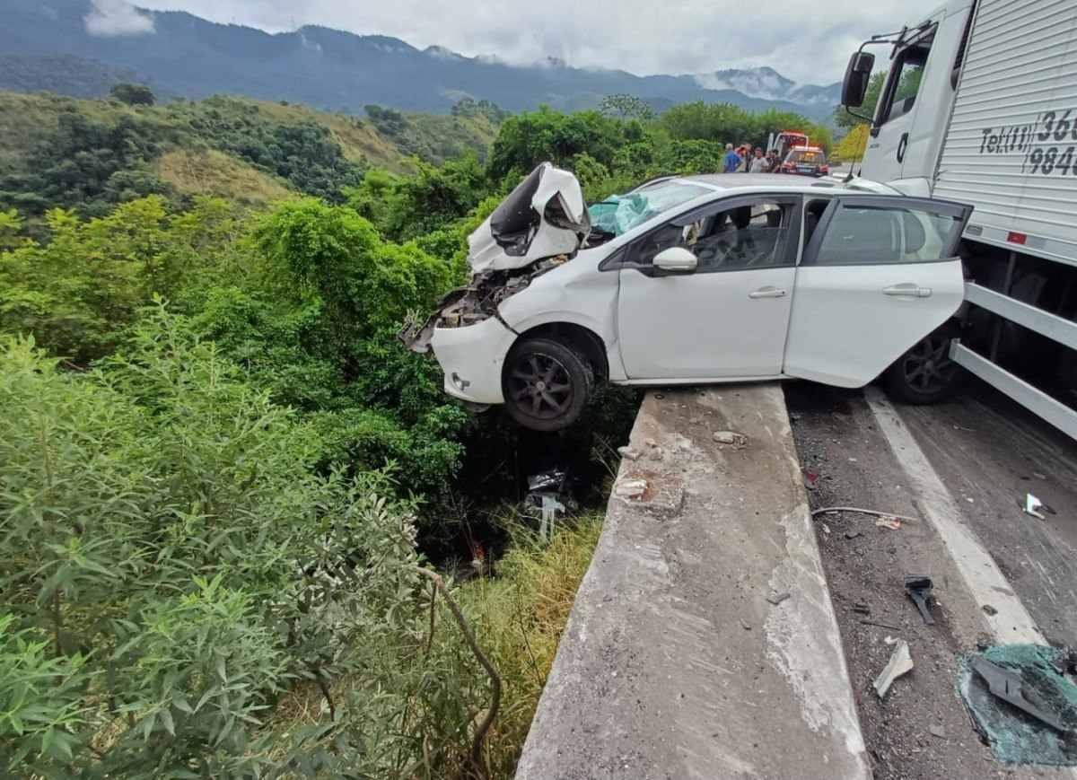 Caminhão cai em ribanceira após engavetamento com outros três veículos