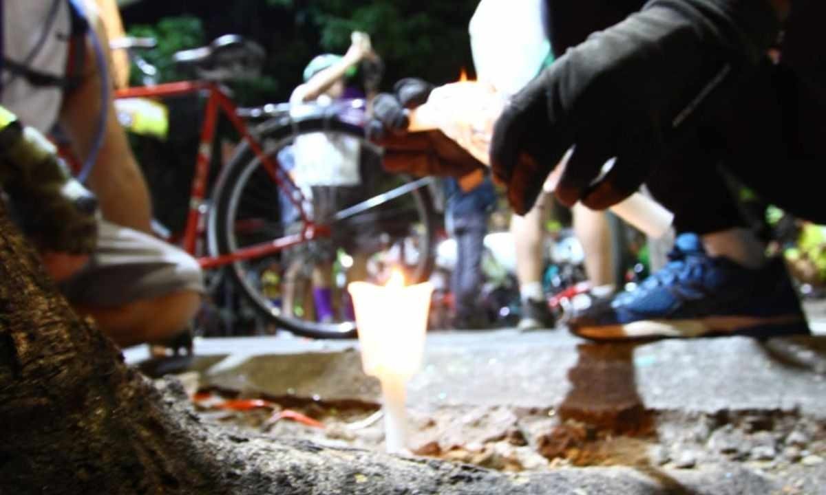 Em protesto no Centro de BH, na noite dessa quarta (15/5), ciclistas acenderam velas em homenagem aos colegas que foram vítimas de atropelamento