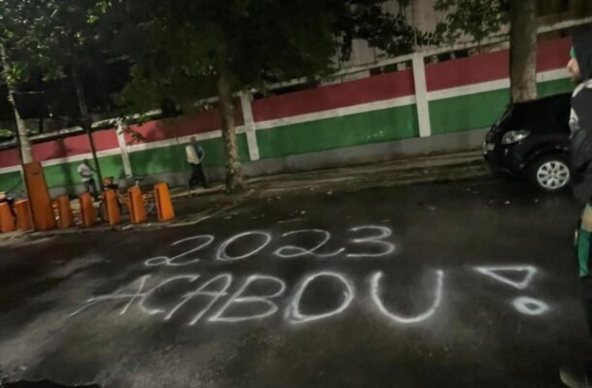 Grupo de torcedores picha Laranjeiras: ‘Fluminense não é laboratório’