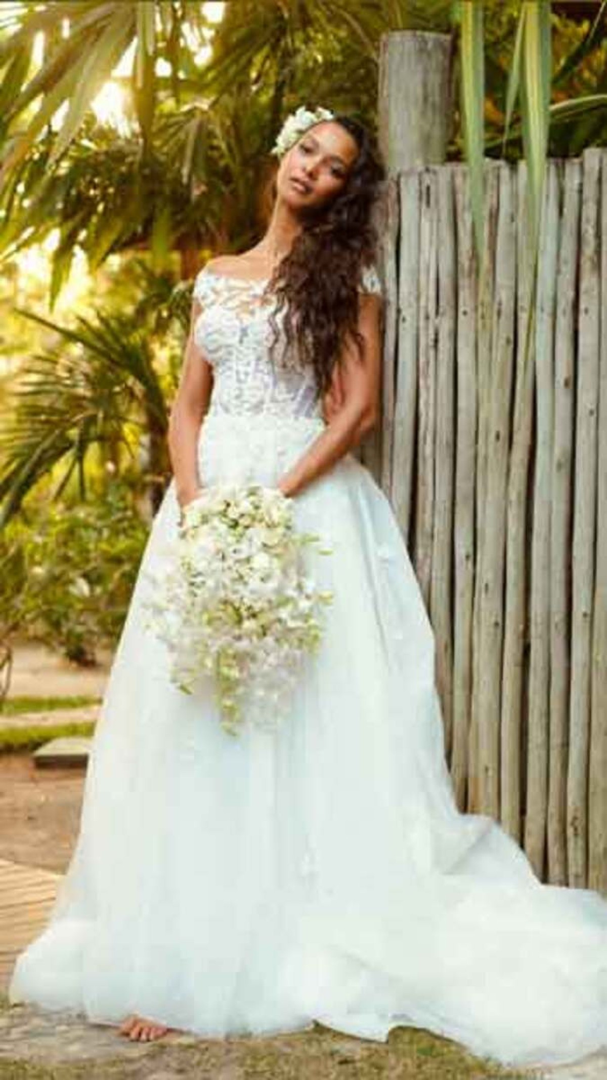 A modelo Laís Ribeiro casou em trancoso e usou vestido de Galia Lahav