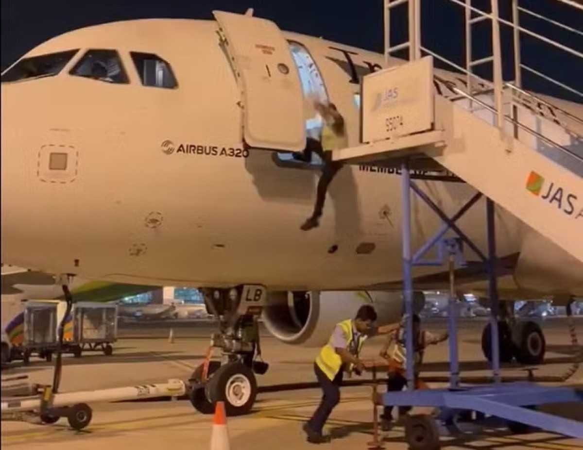Funcionário cai de avião após removerem escada de desembarque; veja vídeo