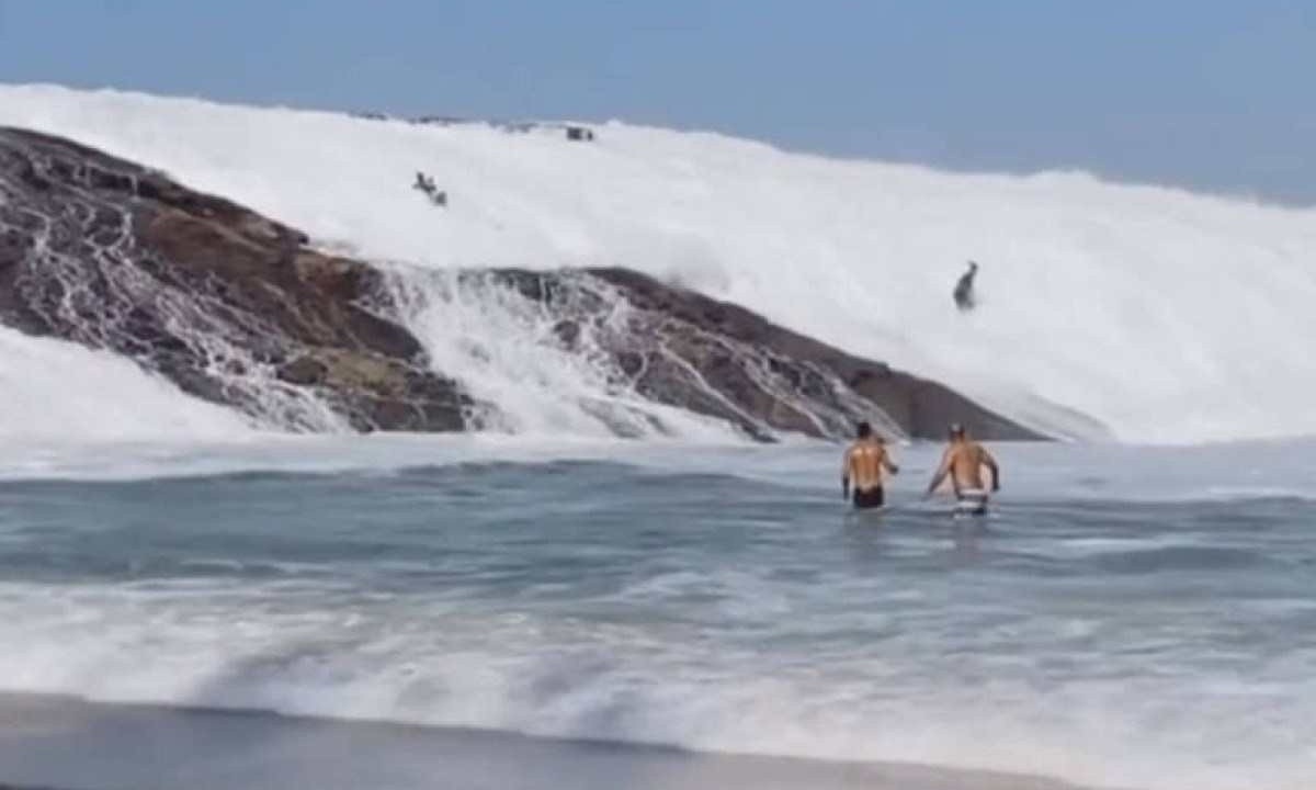 Em Niterói, praia da Região Oceânica registrou forte ressaca na manhã desta sexta, atingindo banhistas que estavam nas pedras -  (crédito: Reprodução/ salvamar_itacoa no instagram)