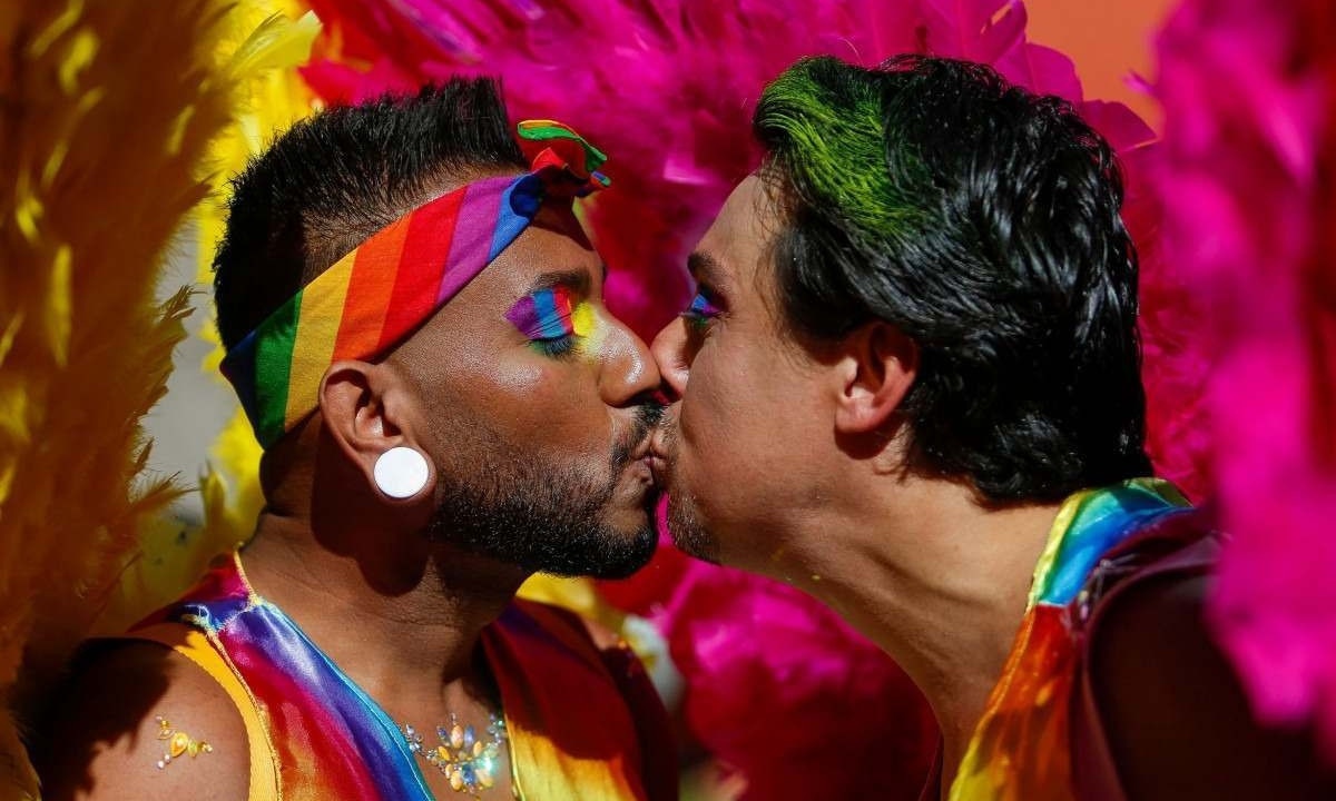 Parada do Orgulho LGBT na, Avenida Paulista, é considerada a maior do mundo. Em 2023 teve público superior a 2 milhões de pessoas -  (crédito: Miguel SCHINCARIOL / AFP)