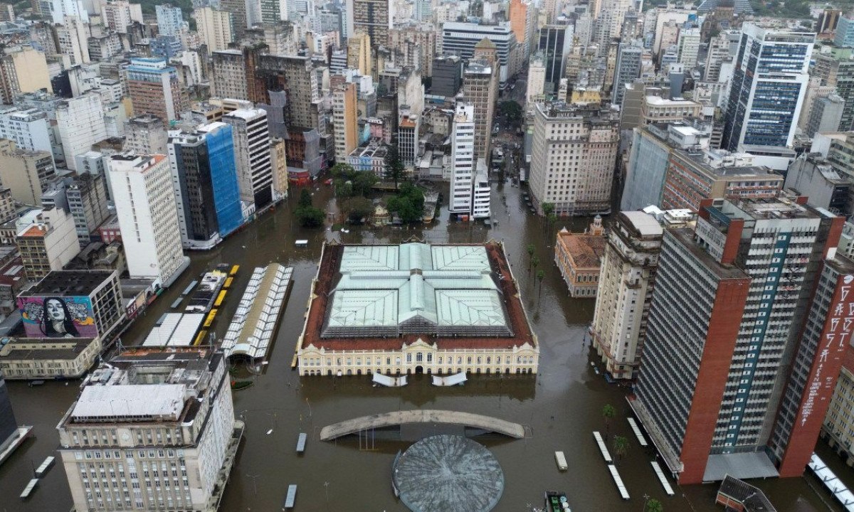 Enchentes prejudicaram aeroporto de Porto Alegre, que foi fechado por tempo indeterminado -  (crédito: Reuters)