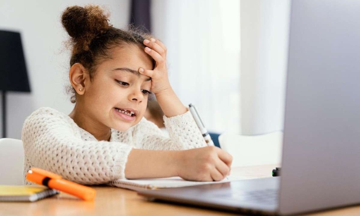 Menina usando o notebook para trabalho escolar é um alerta que os superdotados devem ser tratados, conforme a idade que tem  -  (crédito: Freepik)