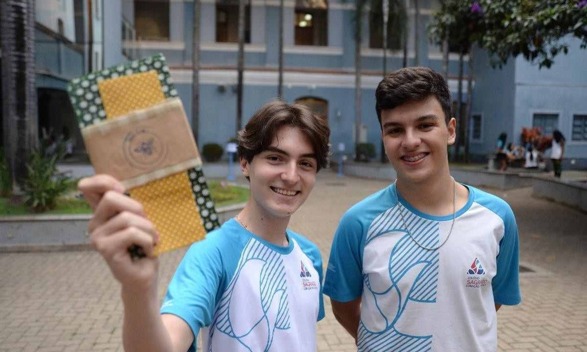 Na foto, os estudantes Joao Pedro Teixeira e Lucas Bicalho, que viajam para os Estados Unidos. -  (crédito: Tulio Santos/EM/D.A.Press)