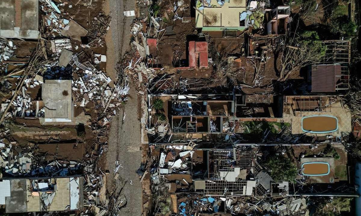 Vista aérea de Arroio do Meio após as enchentes devastadoras que atingiram a região do estado do Rio Grande do Sul     -  (crédito: NELSON ALMEIDA / AFP)