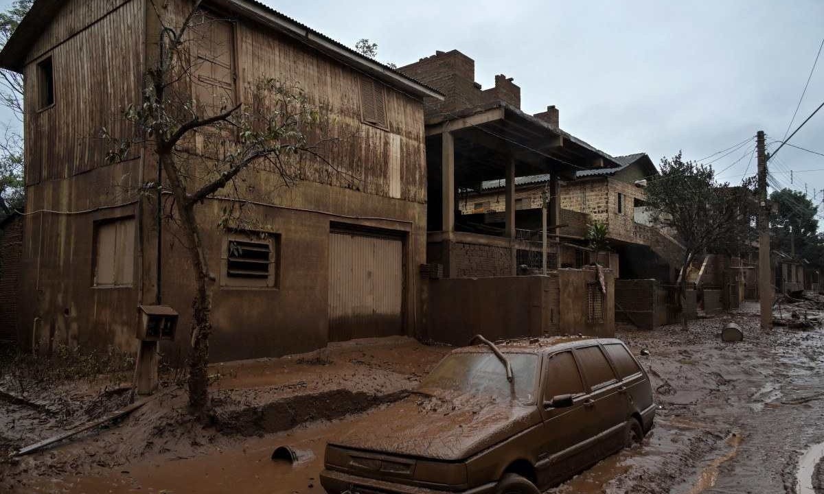 Vista do bairro de São José coberto de lama após as enchentes devastadoras, em Lajeado, Rio Grande do Sul, Brasil, em 16 de maio de 2024 -  (crédito: NELSON ALMEIDA / AFP)