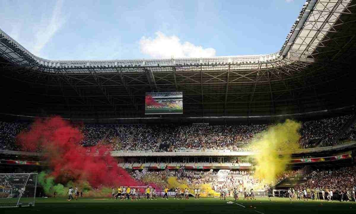 Torcida do Galo homenageia os gaúchos com fumaça nas cores da bandeira do Rio Grande do Sul durante treino aberto na Arena MRV -  (crédito: Alexandre Guzanshe/EM/D.A. Press)