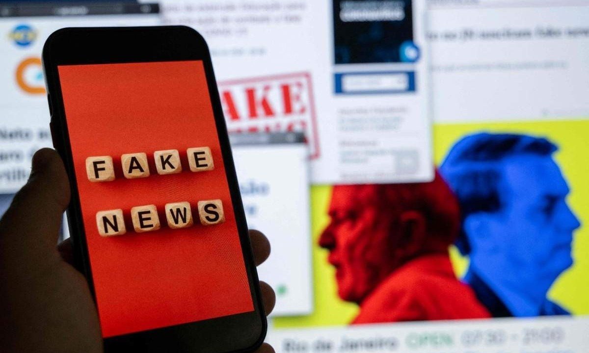 Fake news se tornaram rotineiras no cenário político do Brasil -  (crédito: Mauro Pimentel/AFP)