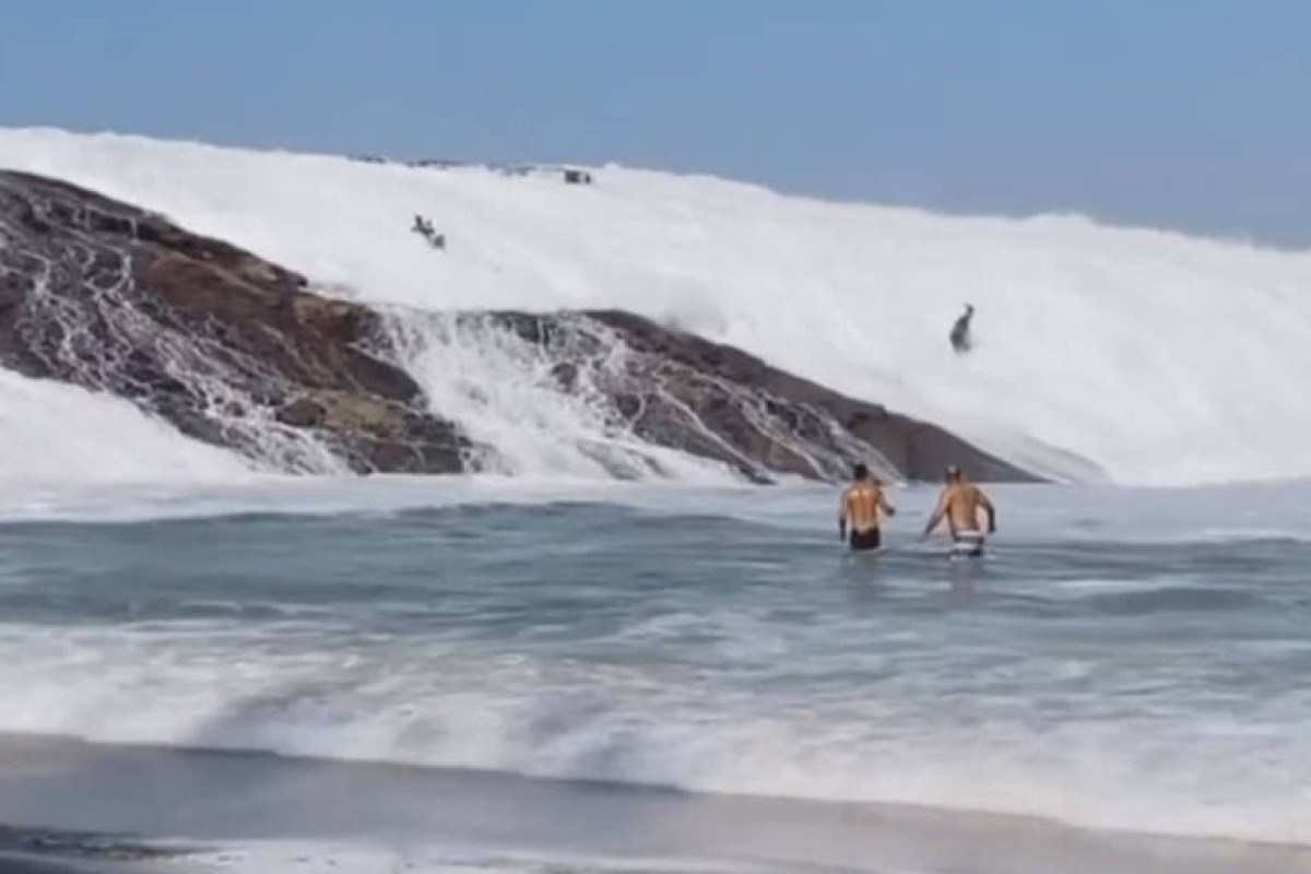 Banhistas são arrastados por ondas altas em praia do RJ