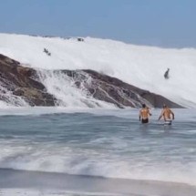 Banhistas são arrastados por ondas altas em praia do RJ - Reprodução/ salvamar_itacoa no instagram