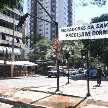 BH: moradores colocam faixa contra barulho na Savassi - Leandro Couri/EM/D.A.Press
