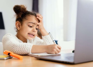 Menina usando o notebook para trabalho escolar é um alerta que os superdotados devem ser tratados, conforme a idade que tem  -  (crédito: Freepik)
