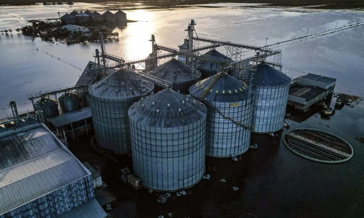 Além de várias plantações ficarem submersas, armazéns de arroz foram alagados em Eldorado do Sul (RS) -  (crédito:  Nelson ALMEIDA/AFP)