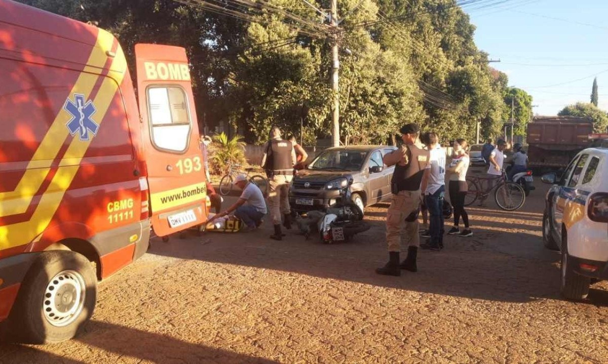 O condutor da moto recebeu atendimento do Corpo de Bombeiros antes de ser encaminhado para uma unidade de saúde  -  (crédito: CBMMG/Divulgação )