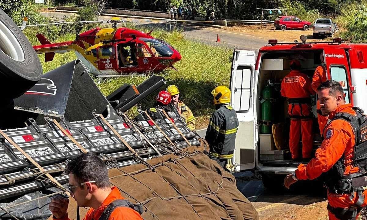 Helicóptero do Corpo de Bombeiros foi acionado para atender motorista preso às ferragens na MGC-482, na Zona da Mata -  (crédito: Corpo de Bombeiros / Divulgação )