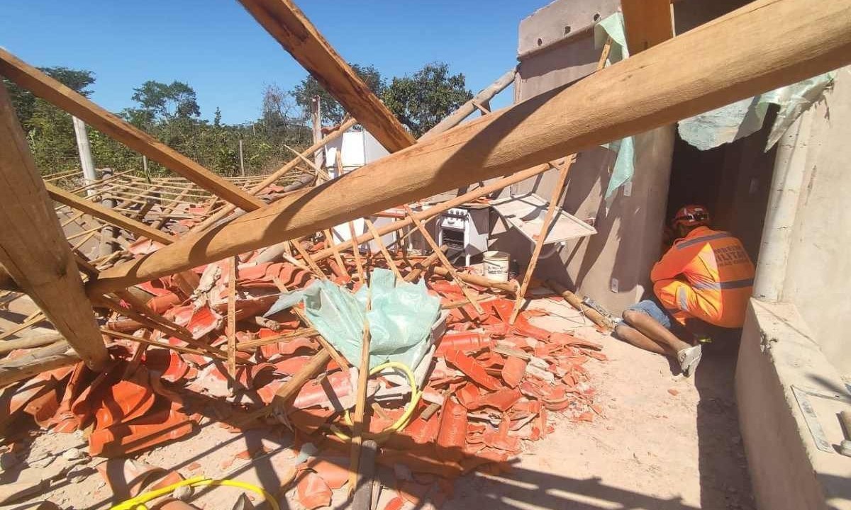 Homem é retirado do local por militares do Corpo de Bombeiros  -  (crédito: CBMMG/Divulgação )