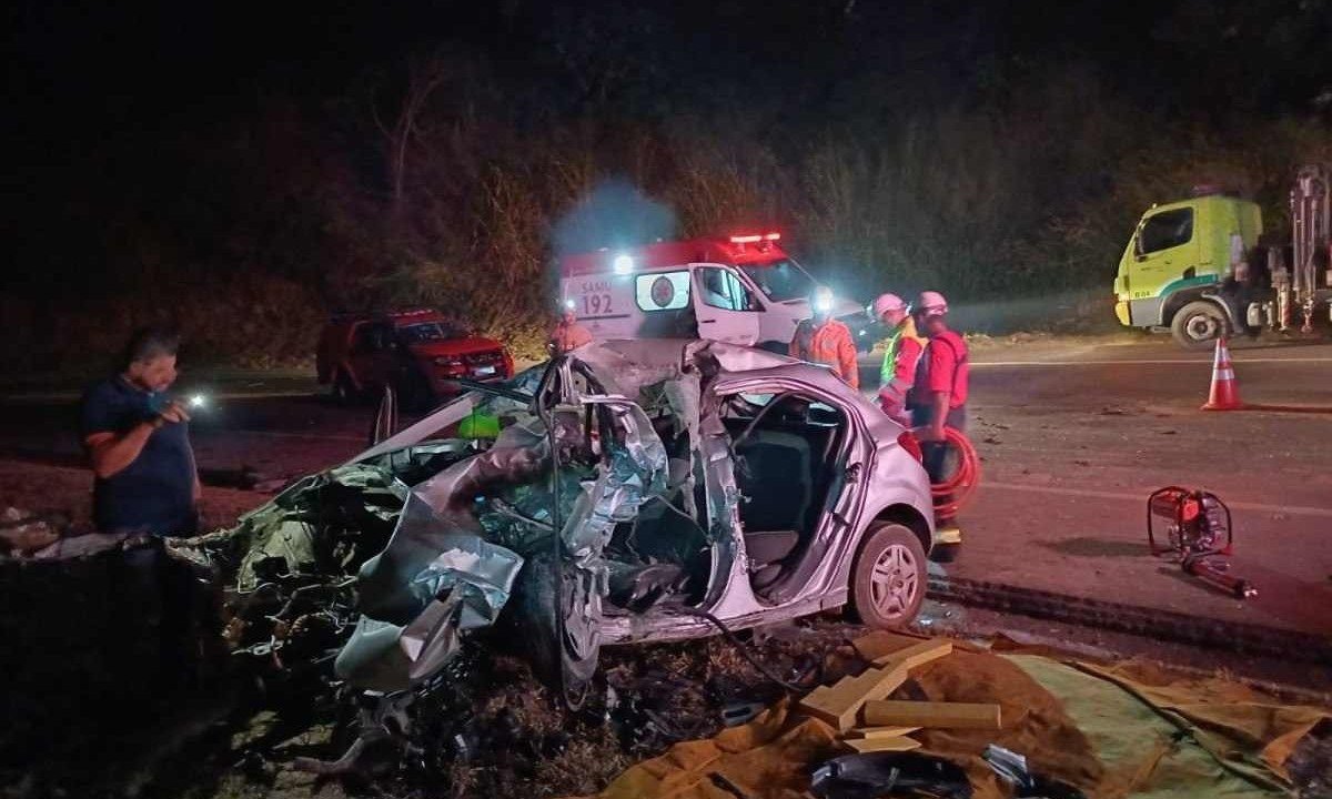 Corpo de homem foi retirado das ferragens do carro pela concessionária da pista -  (crédito: CBMMG)