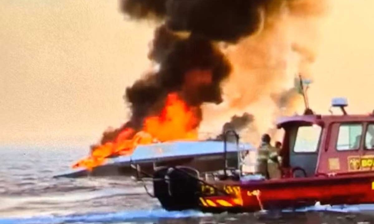 Vídeos mostram a lancha em chamas, com uma coluna de fumaça visível a longa distância em praia no Cabo Frio (RJ) -  (crédito: Redes Sociais/Reprodução)