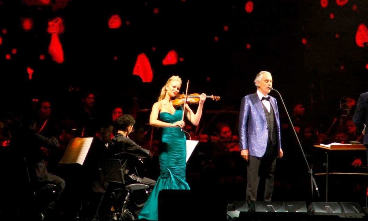 A violinista americana Caroline Campbell e Andrea Bocelli no palco do Mineirão -  (crédito: Marcos Vieira/EM/D.A Press)