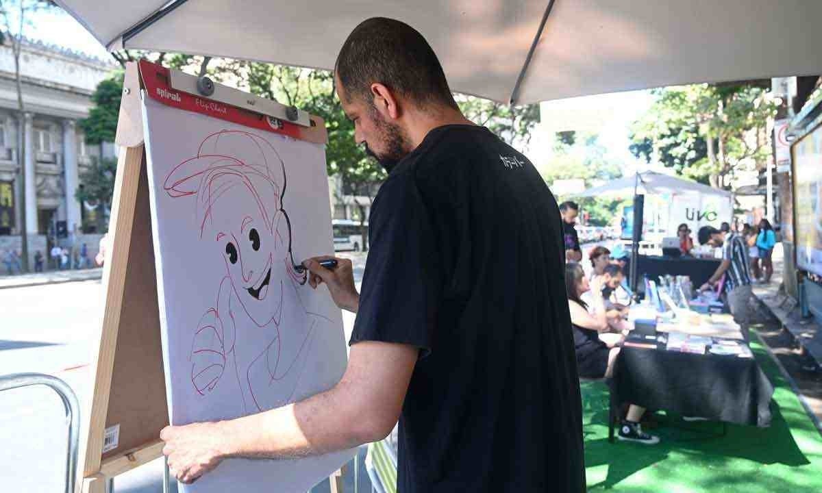 Ilustrador Régis Luiz prestigiou ontem a performance de quadrinhos na Praça Sete, onde deixou sua marca registrada -  (crédito: Leandro Couri/EM/DA.Press)