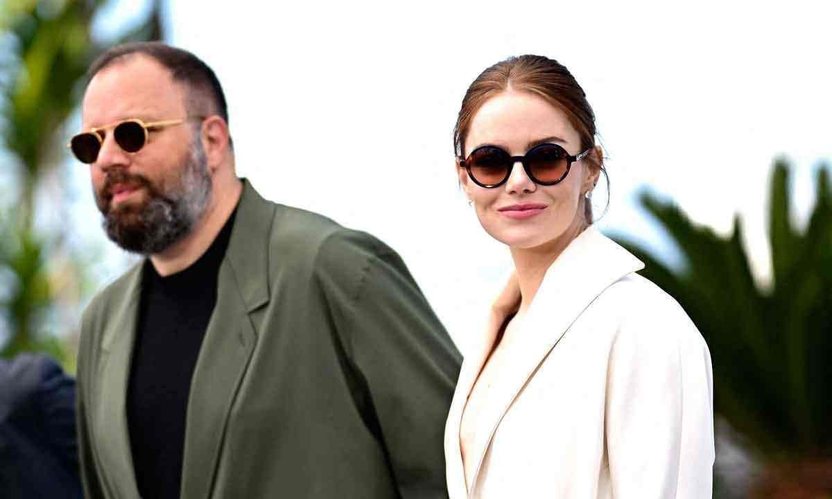  Diretor Yorgos Lanthimos e Emma Stone deram entrevista após a exibição do sombrio 