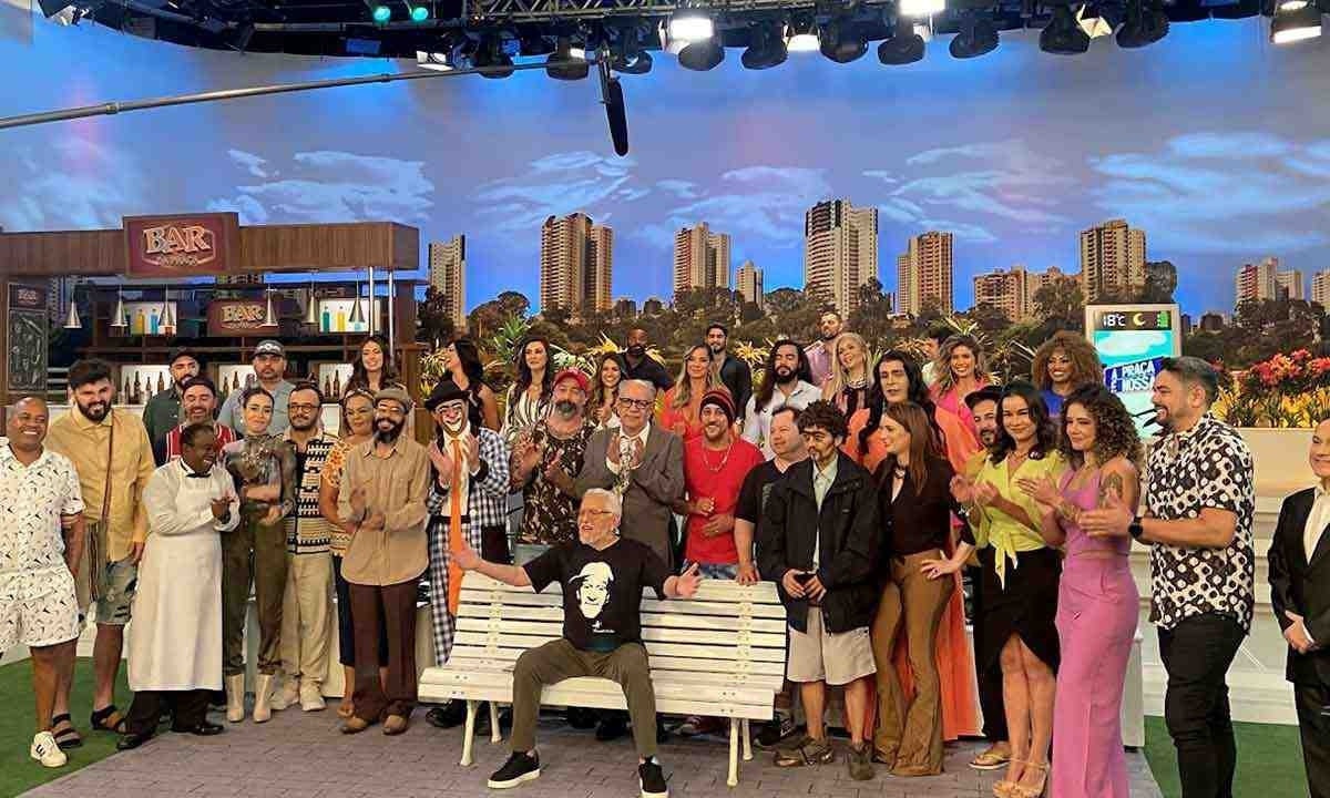 Carlos Alberto e os personagens do humorístico, entre eles o deputado João Plenário, do mineiro Saulo Laranjeira (de terno, atrás do apresentador)
 -  (crédito: SBT/DIVULGAÇÃO)