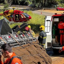 Motorista fica preso às ferragens depois de caminhão tombar em rodovia - Corpo de Bombeiros / Divulgação 