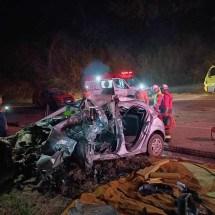 Homem de 30 anos morre em acidente com carro e carreta em Minas - CBMMG