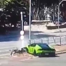 Motorista persegue ladrão, mas bate Lamborghini no poste; veja o vídeo - Reprodução/Vídeo