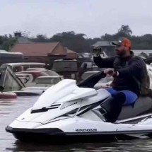 RS: Eduardo Bolsonaro anda de jet ski duas semanas após início da cheias - REDES SOCIAIS/REPRODUÇÃO