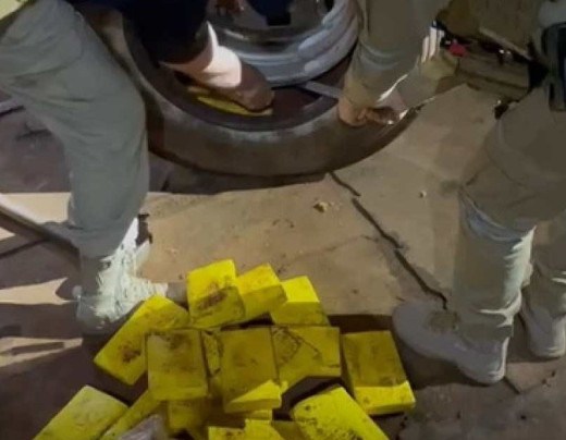 Polícia Rodoviária Federal e Polícia rodoviária estadual apreendem cocaína escondida em pneu de caminhão que levava donativos para o RS -  (crédito: Reprodução PRF)