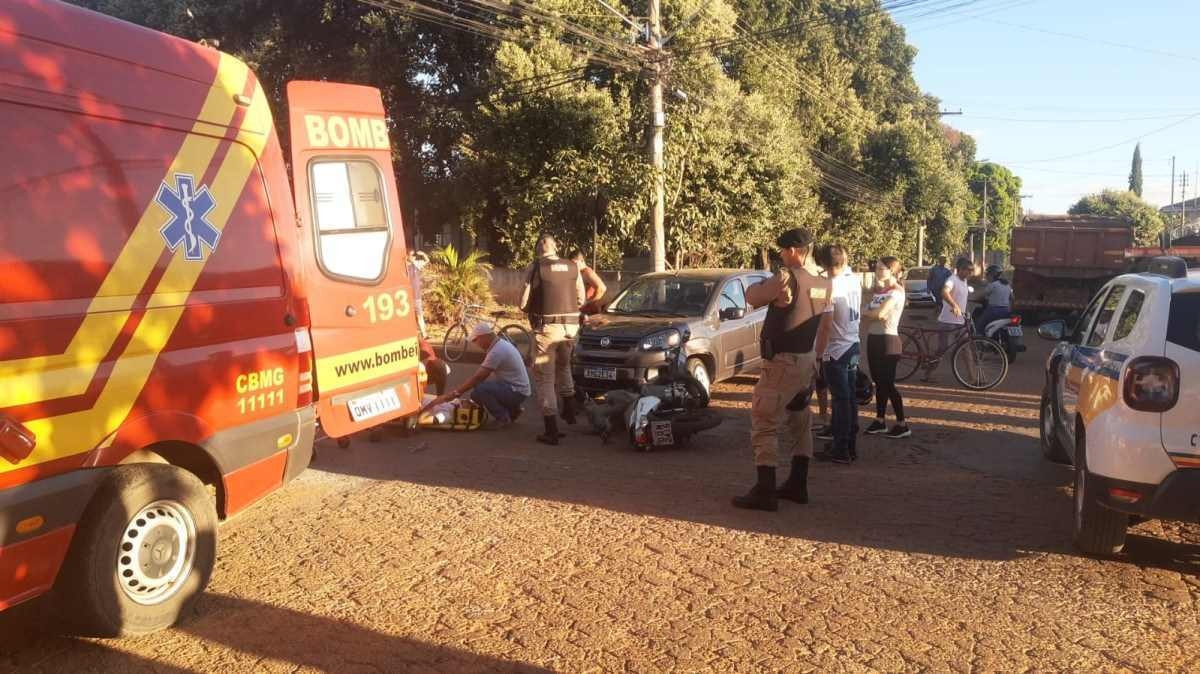 Batida entre carro e moto em MG deixa homem ferido e com fratura na perna 