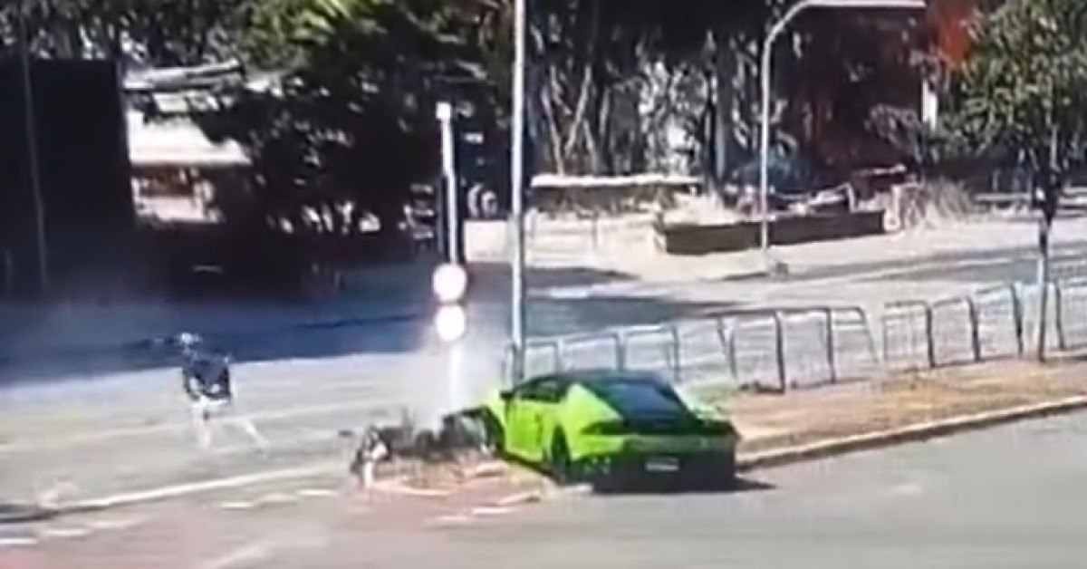 Motorista persegue ladrão, mas bate Lamborghini no poste; veja o vídeo
