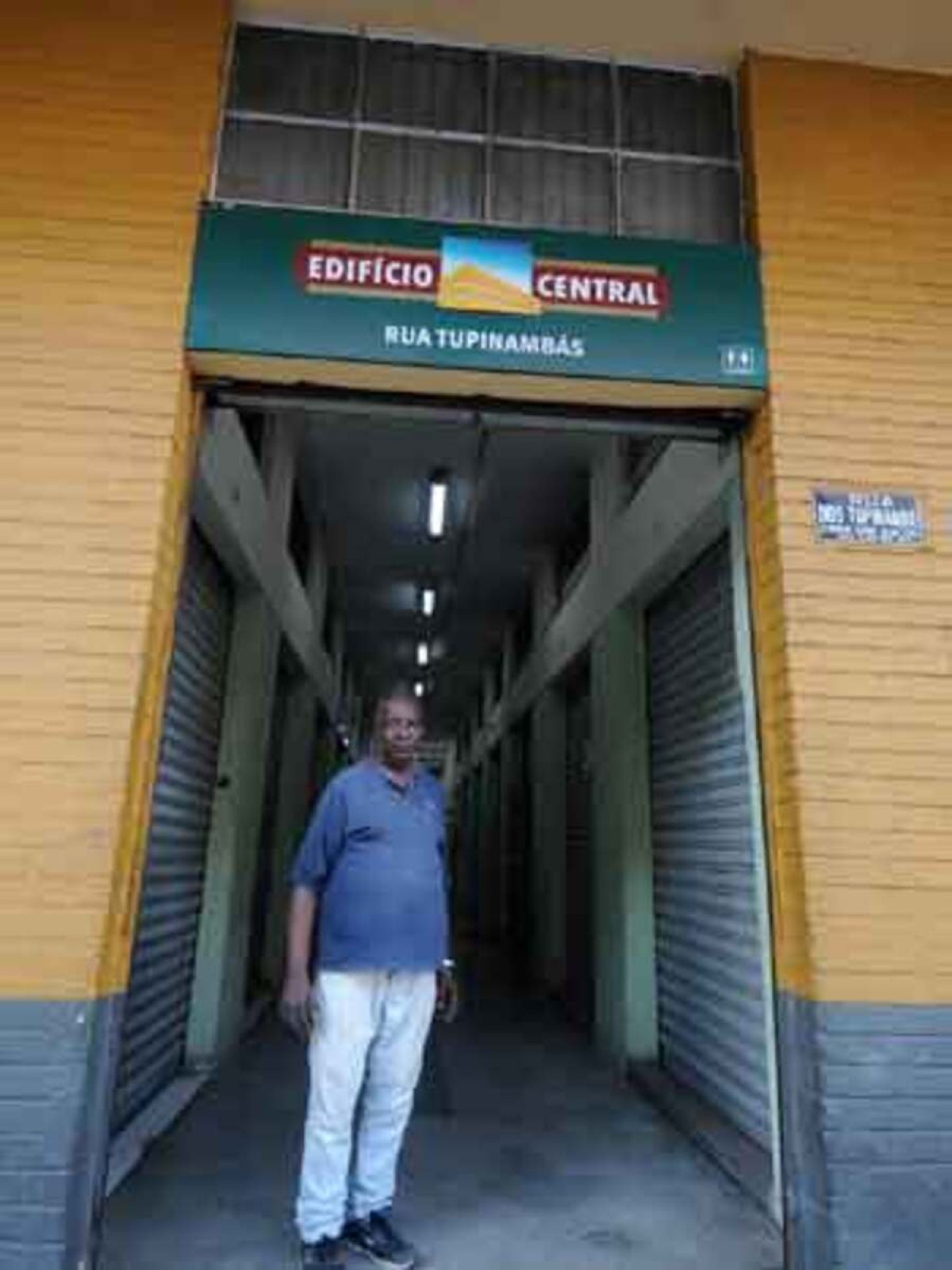 Antônio dos Santos, de 68 anos, já teve sua oficina de eletrônicos alagada com o transbordamento do Ribeirão Arrudas
