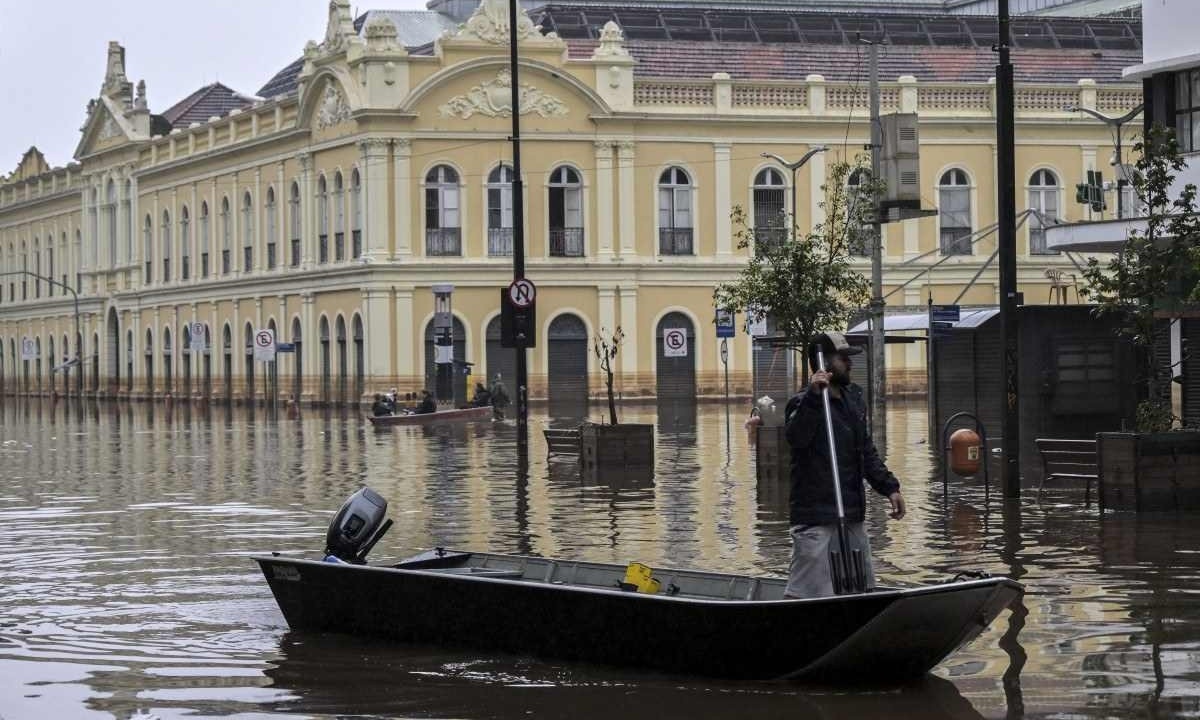  O local estava sendo usado como ponto de arrecadação de donativos para o estado gaúcho, que teve cidades inteiras destruídas após a enchente -  (crédito:  NELSON ALMEIDA/AFP)