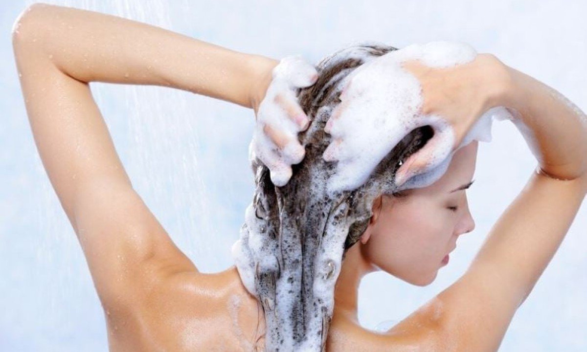 A limpeza do cabelo deve ser feita conforme o tipo do fio. Portanto, a escolha dos produtos certos e o modo de usar afetam diretamente a manutenção do couro cabeludo.  -  (crédito: Valuavitaly por Freepik)