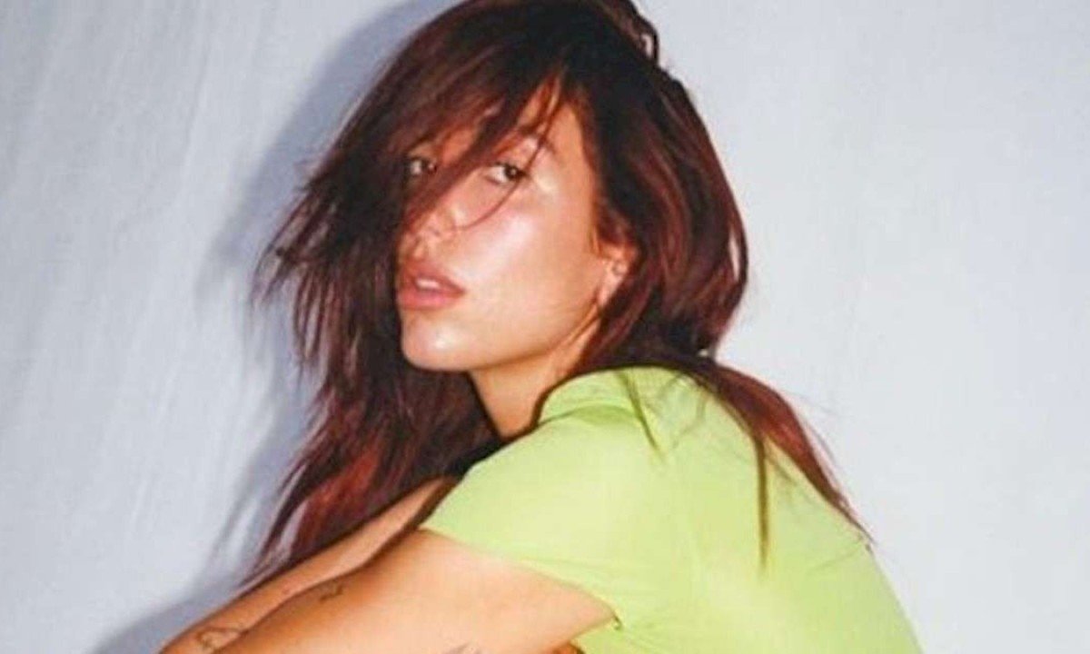 Por transpiração, Dua Lipa muda coreografia em turnê -  (crédito: Foto: Tyrone Lebon)