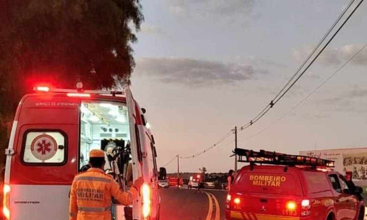 Quando chegaram ao local, os bombeiros encontraram as crianças caídas na pista. O menino estava desacordado  -  (crédito: CBMMG/Divulgação )