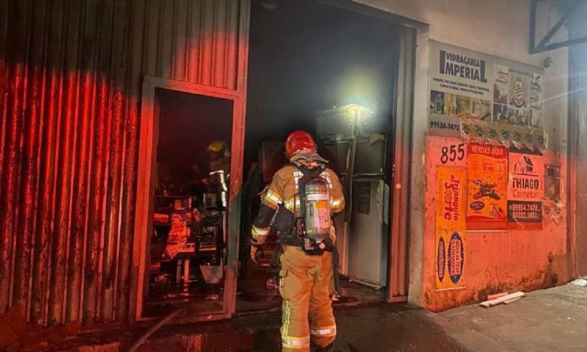 Os bombeiros fizeram a abertura forçada da porta de entrada, com a utilização do desencarcerador, para adentrar o local -  (crédito: CBMMG)