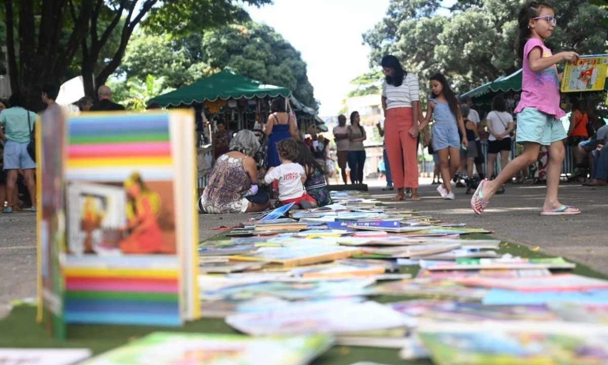 O projeto "Santa Leitura - Uma Biblioteca a Céu Aberto", na Praça Duque de Caxias, no Santa Tereza -  (crédito: Leandro Couri/EM/D.A Press)