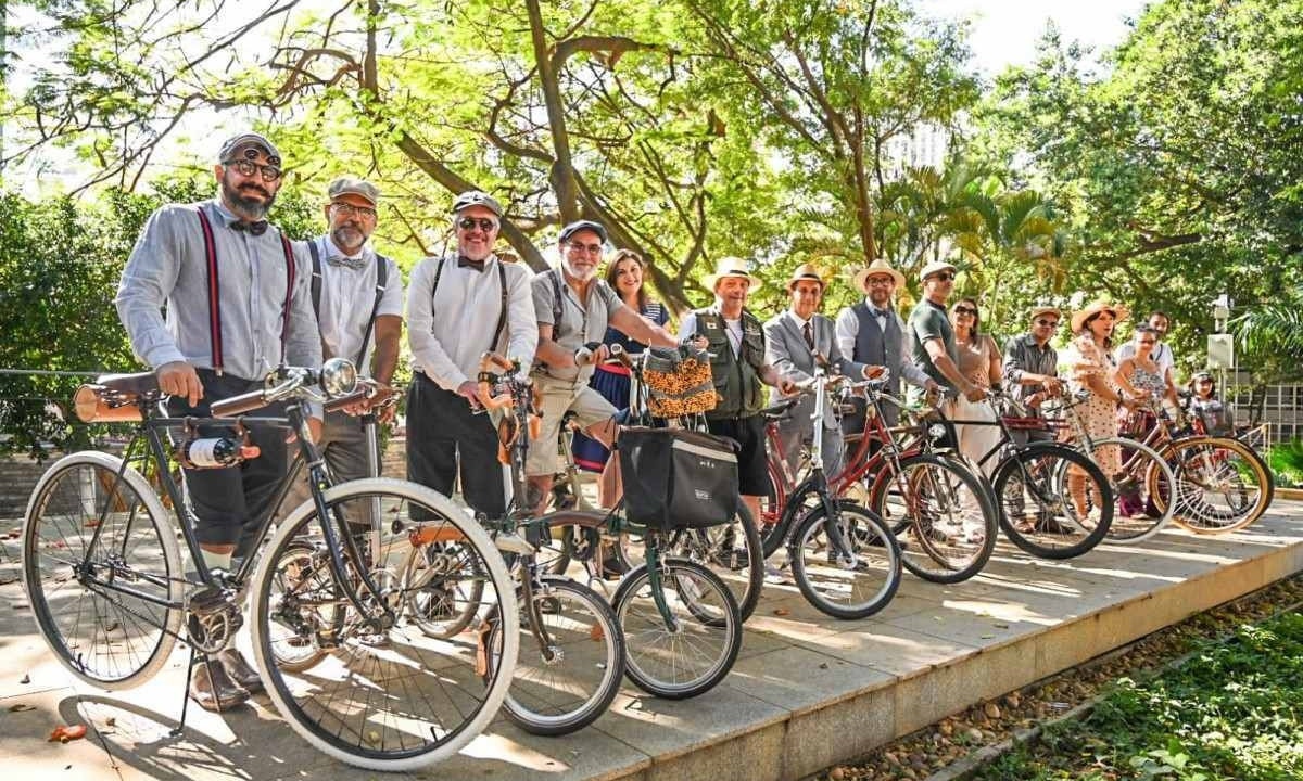 Os participantes se vestem com trajes retrô, remontando ao glamour das décadas passadas, enquanto exibem suas bicicletas antigas -  (crédito: Leandro Couri/EM/D.A.Press)