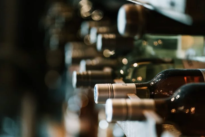 Inteligência Artificial identifica garrafas de vinho com rótulos trocados - Hermes Rivera Unsplash
