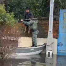 Chuvas no RS: policiais mineiros atuam no resgate de vítima de enchente - PMMG/Divulgação