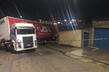 Caminhão desgovernado invade casa em Contagem